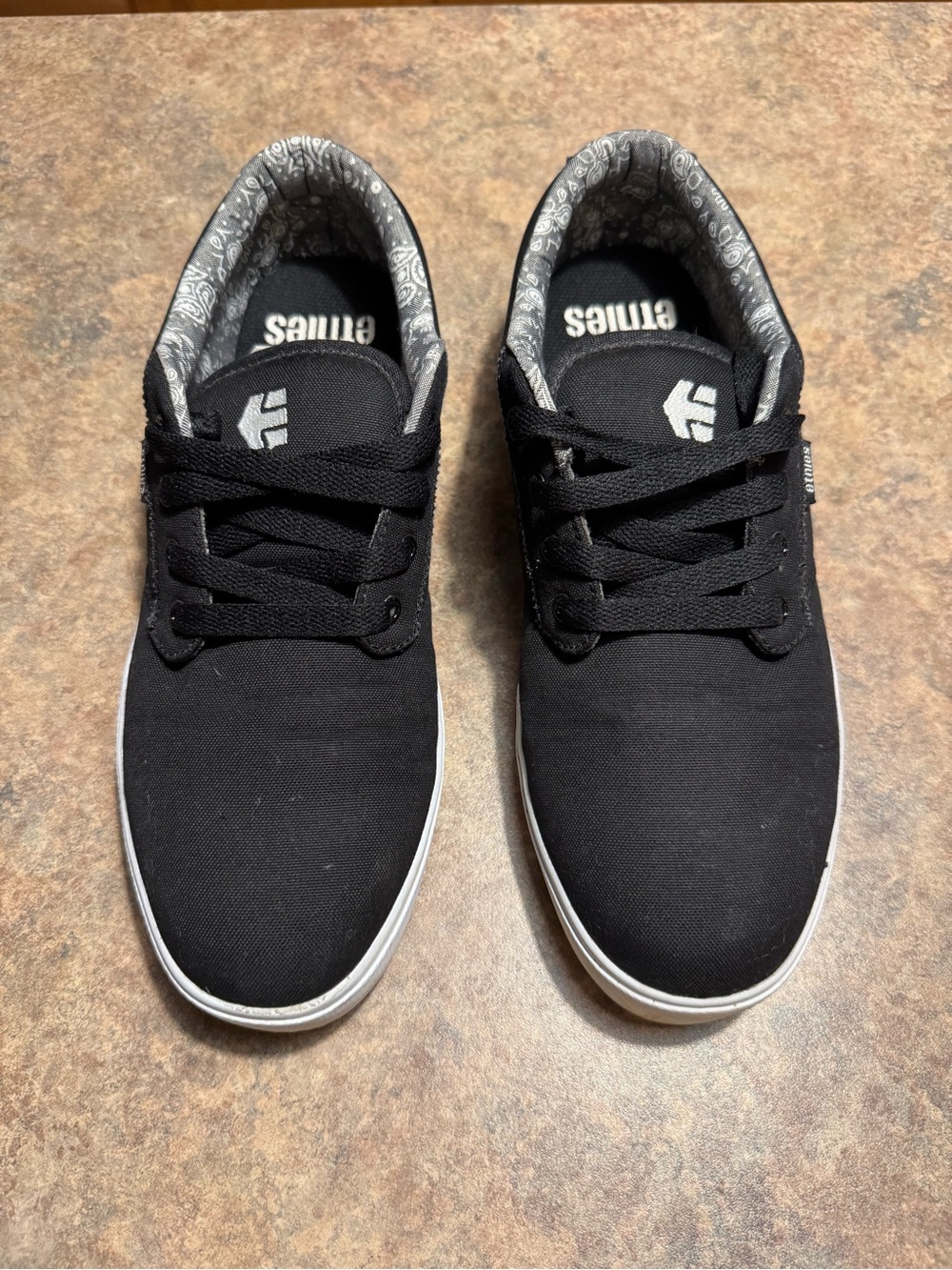 Etnies Black Canvas Low-Top Sneakers with Paisley Lining